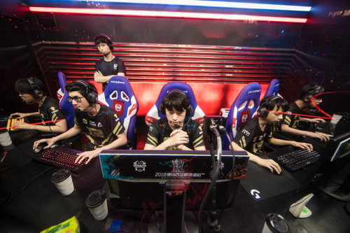 肩负着历史 肩负着历史